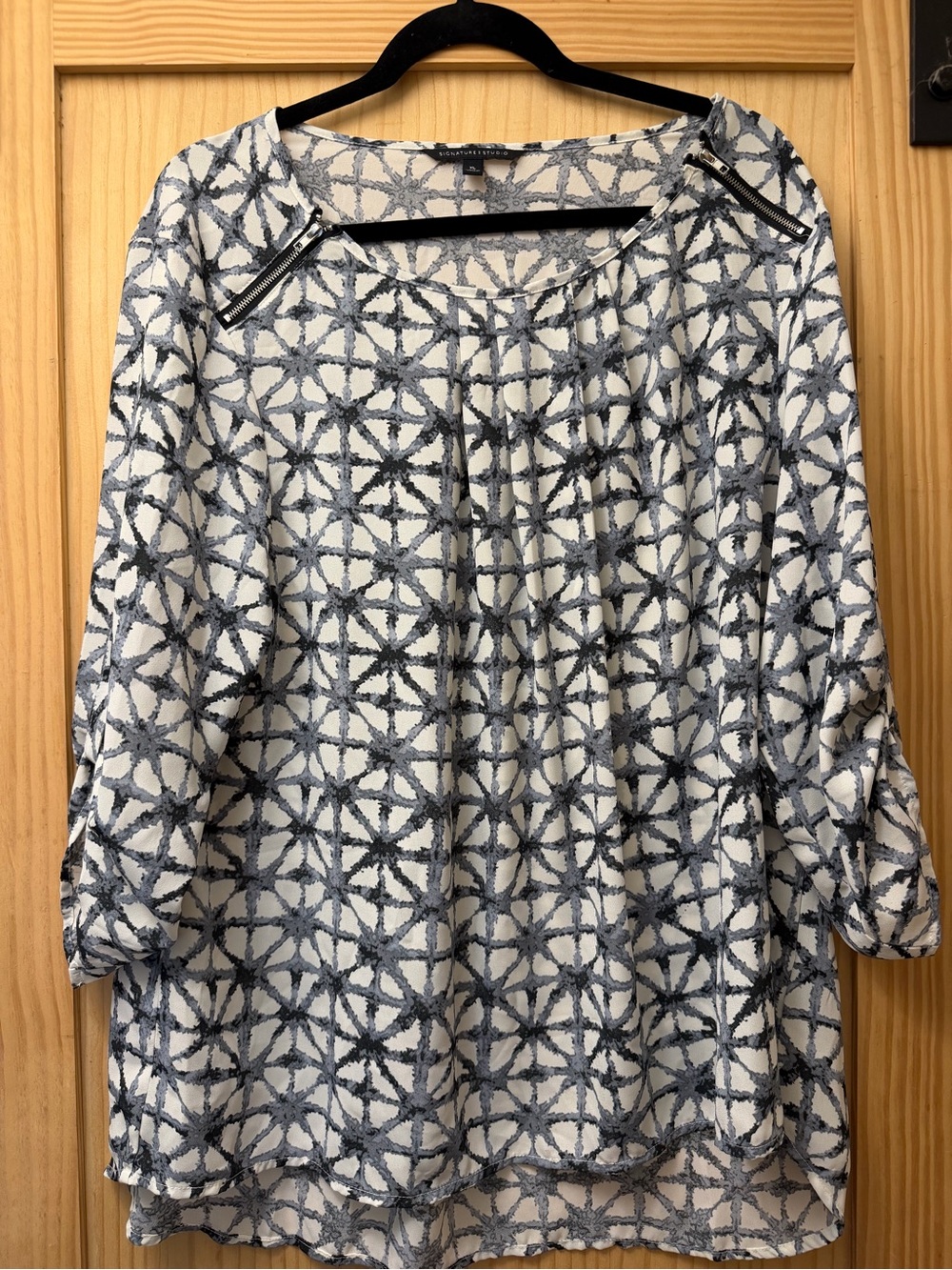 Signature Studio White and Navy Geometric Zip-Shoulder Blouse